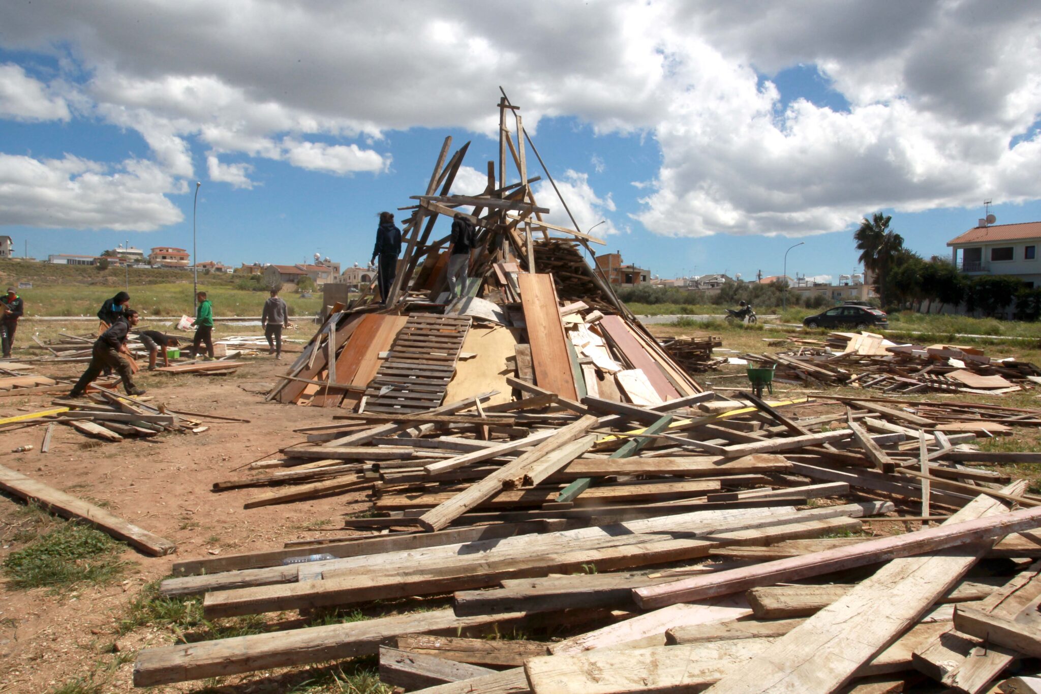 Ακόμα και ποινές φυλάκισης για τις Λαμπρατζιές (ΒΙΝΤΕΟ)