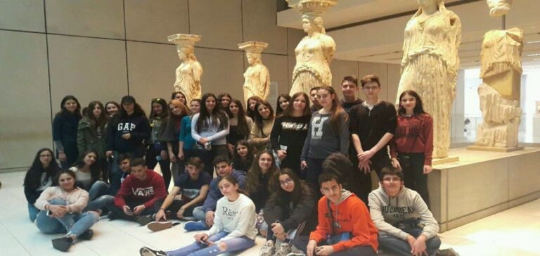 "Βιοι Παράλληλοι" από τη θεατρική ομάδα του Γυμνάσιου Αγίου Βασιλείου (ΒΙΝΤΕΟ)