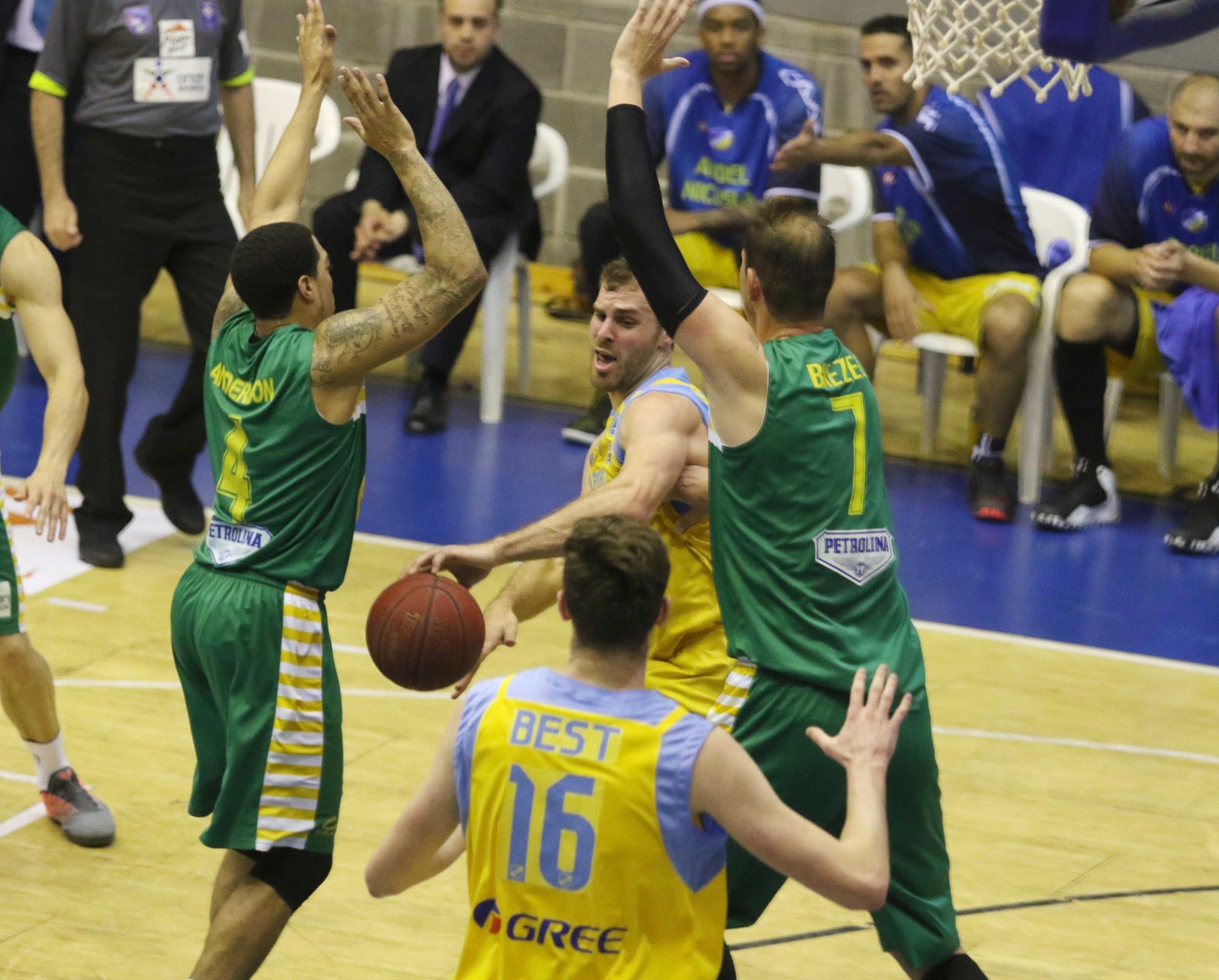 Επεισόδια και διακοπή στον ημιτελικό ανάμεσα σε ΑΠΟΕΛ και ΑΕΚ