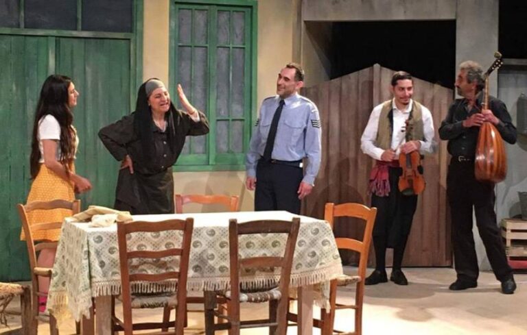 Πρεμιέρα κάνει αύριο ο «Αστυνομικός Φκιολάρης» στο θέατρο Ανεμώνα