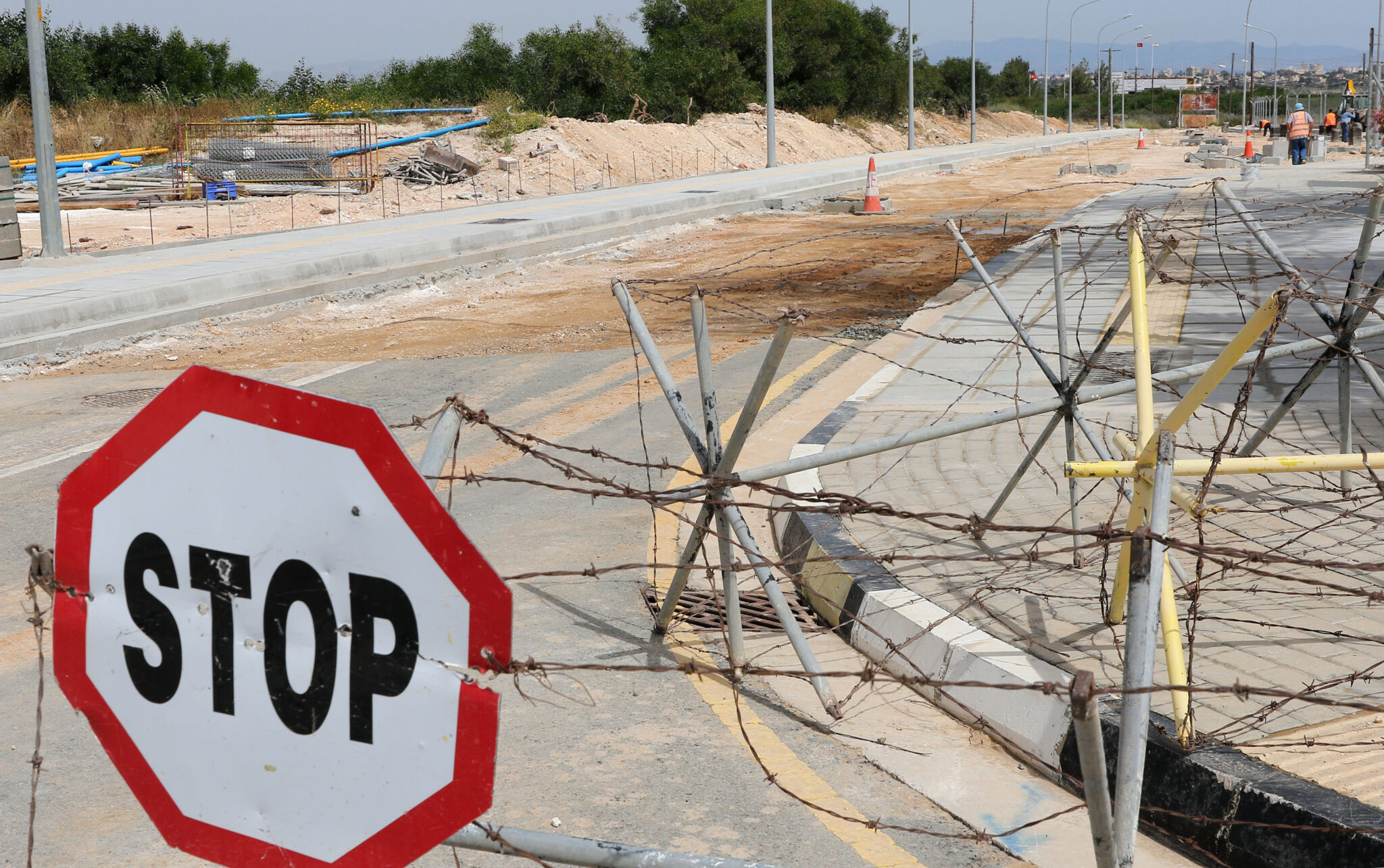 Φωτογραφίες & βίντεο από τις εργασίες διάνοιξης του οδοφράγματος της Δερύνειας