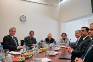 Στο τραπέζι σήμερα και οι δύο διαπραγματευτές