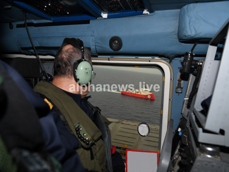 Τούρκοι αξιωματικοί ποζάρουν από φρεγάτα δίπλα στο Μπαρμπαρός (ΦΩΤΟ)