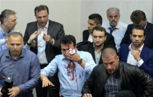 Άγριο ξύλο στο κοινοβούλιο της ΠΓΔΜ από διαδηλωτές (ΒΙΝΤΕΟ)