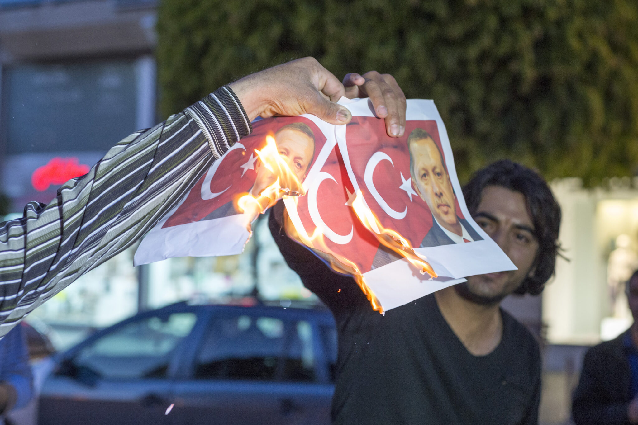 Έκαψαν φωτογραφίες του Τούρκου Προέδρου και φώναξαν συνθήματα (ΦΩΤΟ)