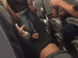 Επιβάτης της United Airlines απομακρύνθηκε με τη βία από πτήση (BINTEO)