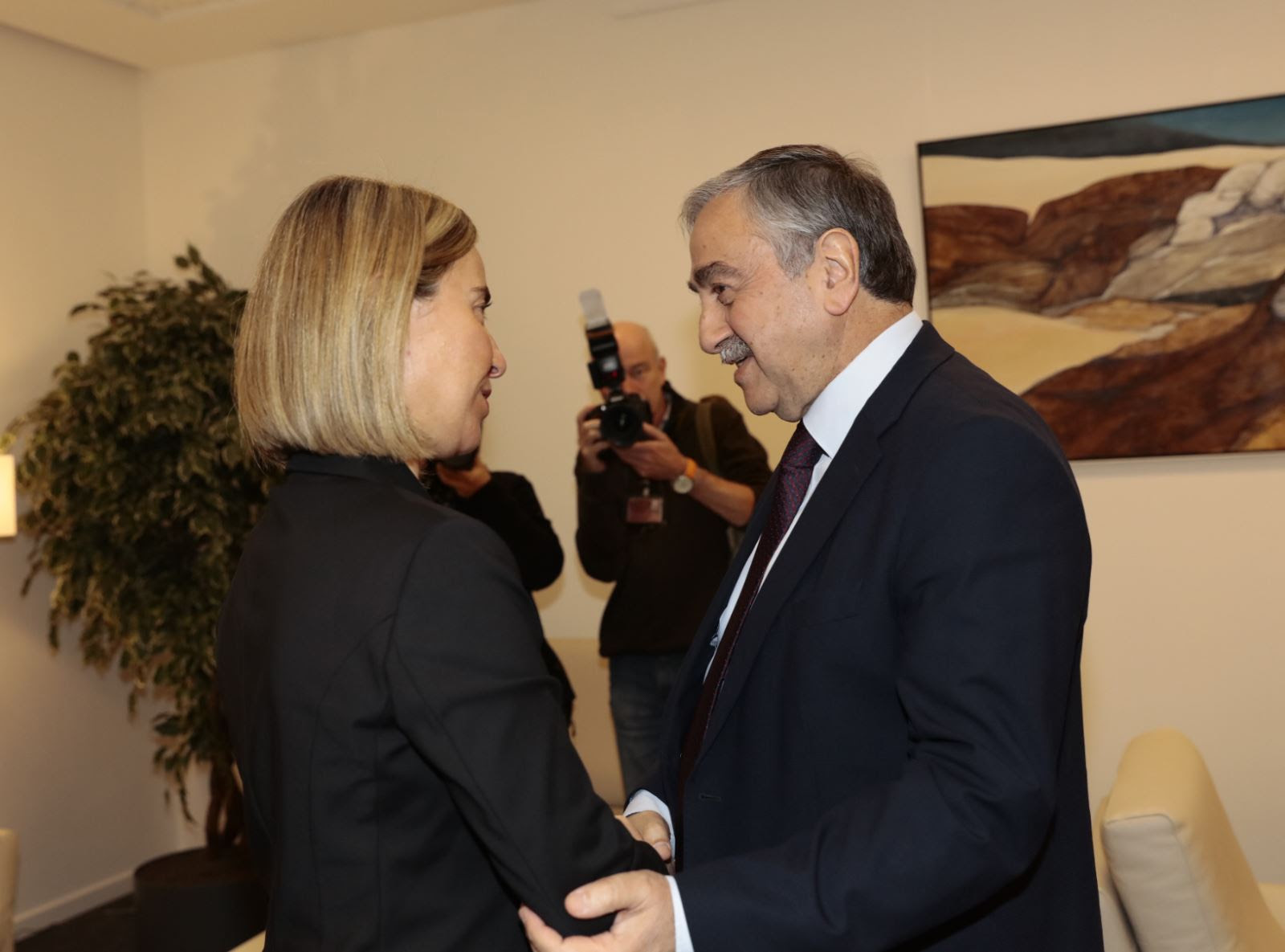 Βλέπει Μογκερίνι και Γιούνκερ ο Ακιντζί