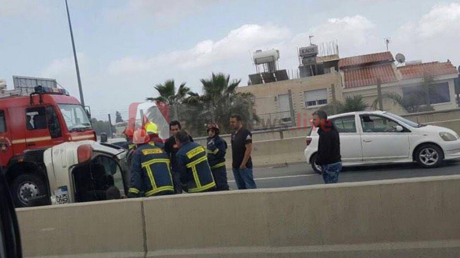 Σε εξέλιξη επιχείρηση απεγκλωβισμού γυναίκας απο αυτοκίνητο στη Λεμεσό (ΦΩΤΟ)