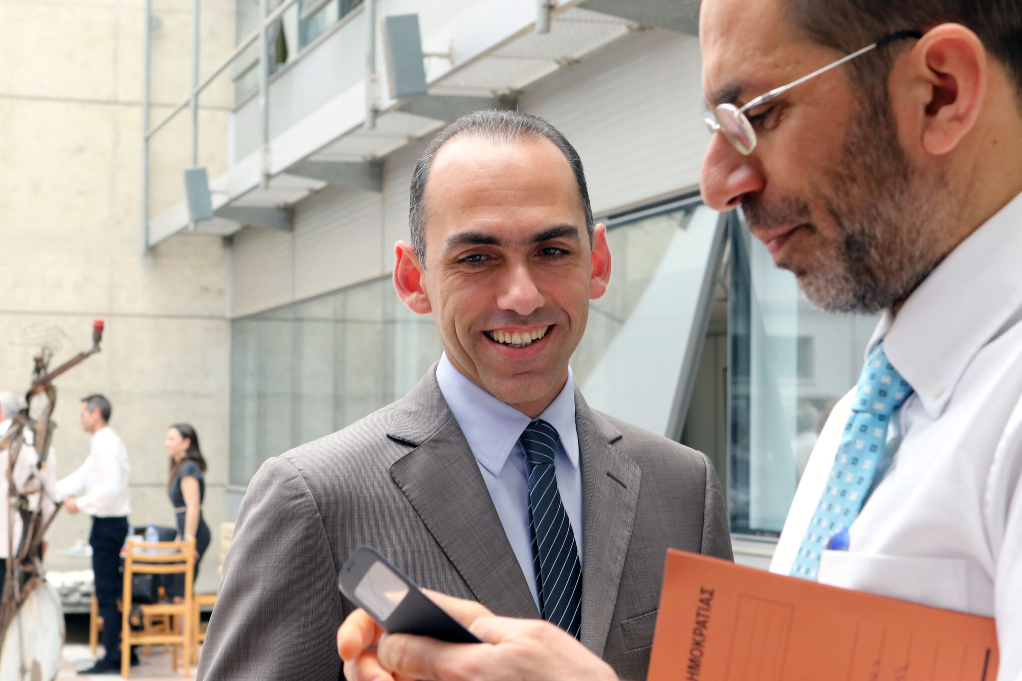 Πειθαρχική έρευνα για τους δημόσιους υπάλλήλους που κατέχουν κομματικά αξιώματα