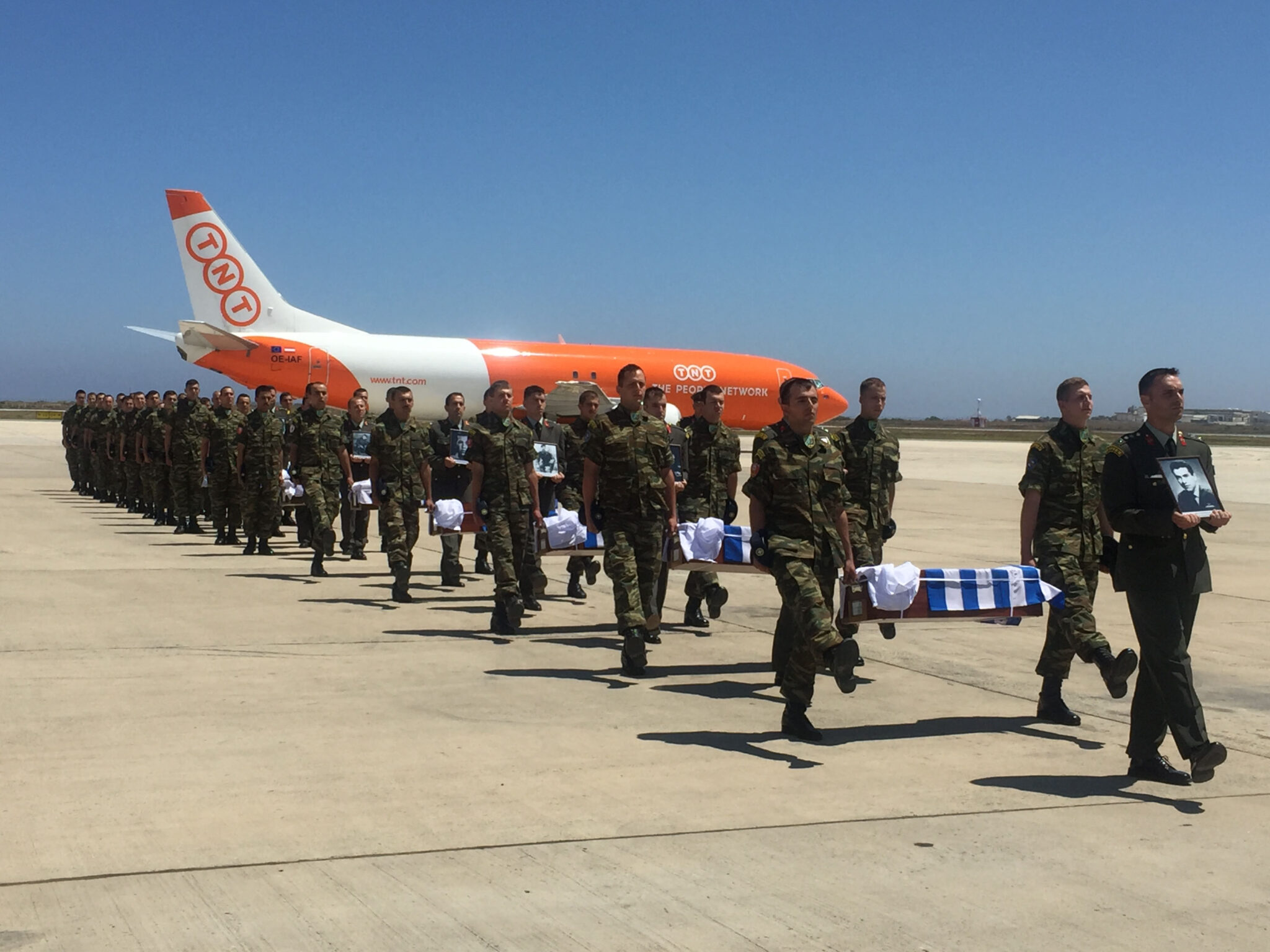 Παραδόθηκαν τα λείψανα δεκαεπτά πεσόντων Ελλαδιτών (ΦΩΤΟ)