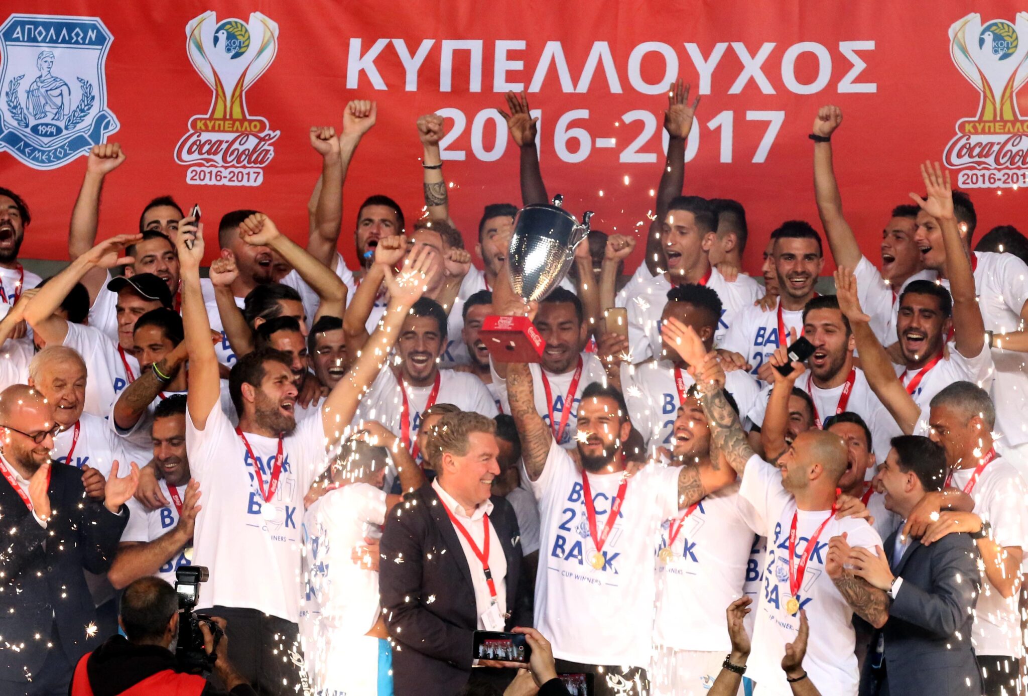 Φιέστα με τουρνέ σε ανοικτό λεωφορείο για τους Κυπελλούχους