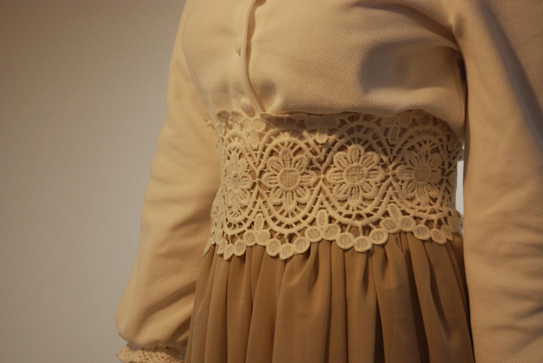 Λευκαρίτικα κεντήματα και σεμεδάκια τώρα και σε … ρούχα