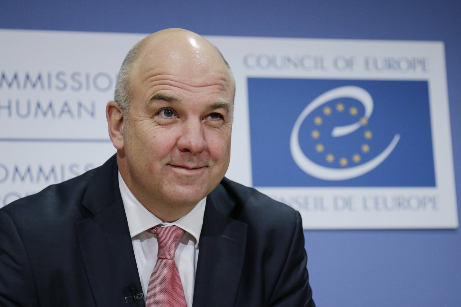 Μουίζνιεκς: Η Βρετανία να φροντίσει για τις οικογένειες προσφύγων στις Βάσεις