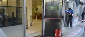 Βέροια: Μολότοφ σε τράπεζα στην Αλεξάνδρεια