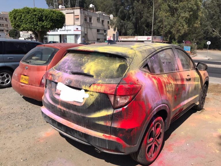 Αποκλειστικές φωτογραφίες: Αυτοί έβαψαν το αυτοκίνητο του Λούη