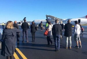 Επιβάτες πήδηξαν έξω από το αεροπλάνο μετά από φάρσα για ύπαρξη βόμβας