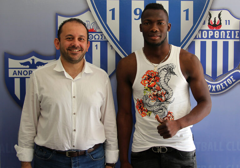 Πόζαρε με τον φοίνικα κι ο Καμαρά