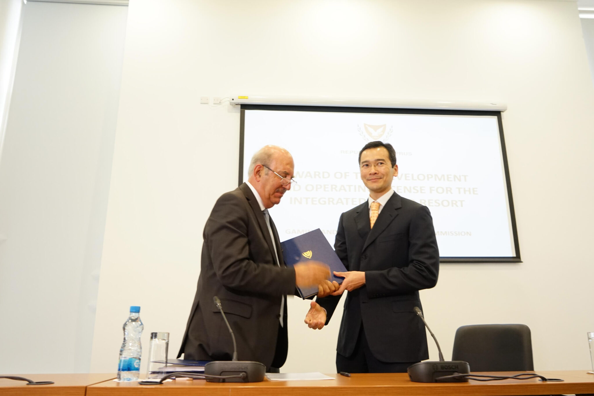 "Έπεσαν" οι υπογραφές για το πολυθεματικό casino-resort της Κύπρου (ΦΩΤΟ)