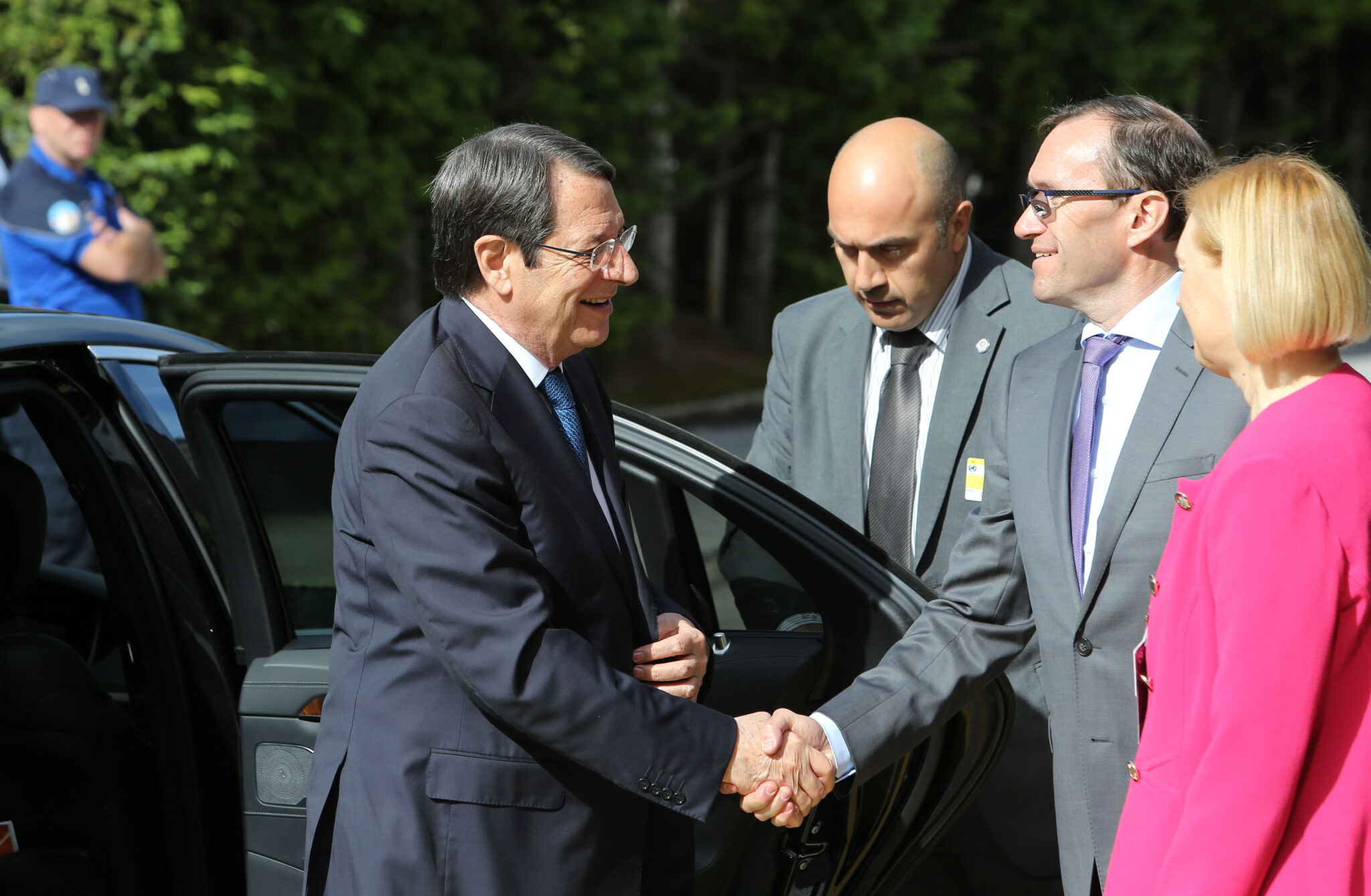 Έναρξη της ιστορικής διάσκεψης με χαμόγελα (BINTEO)