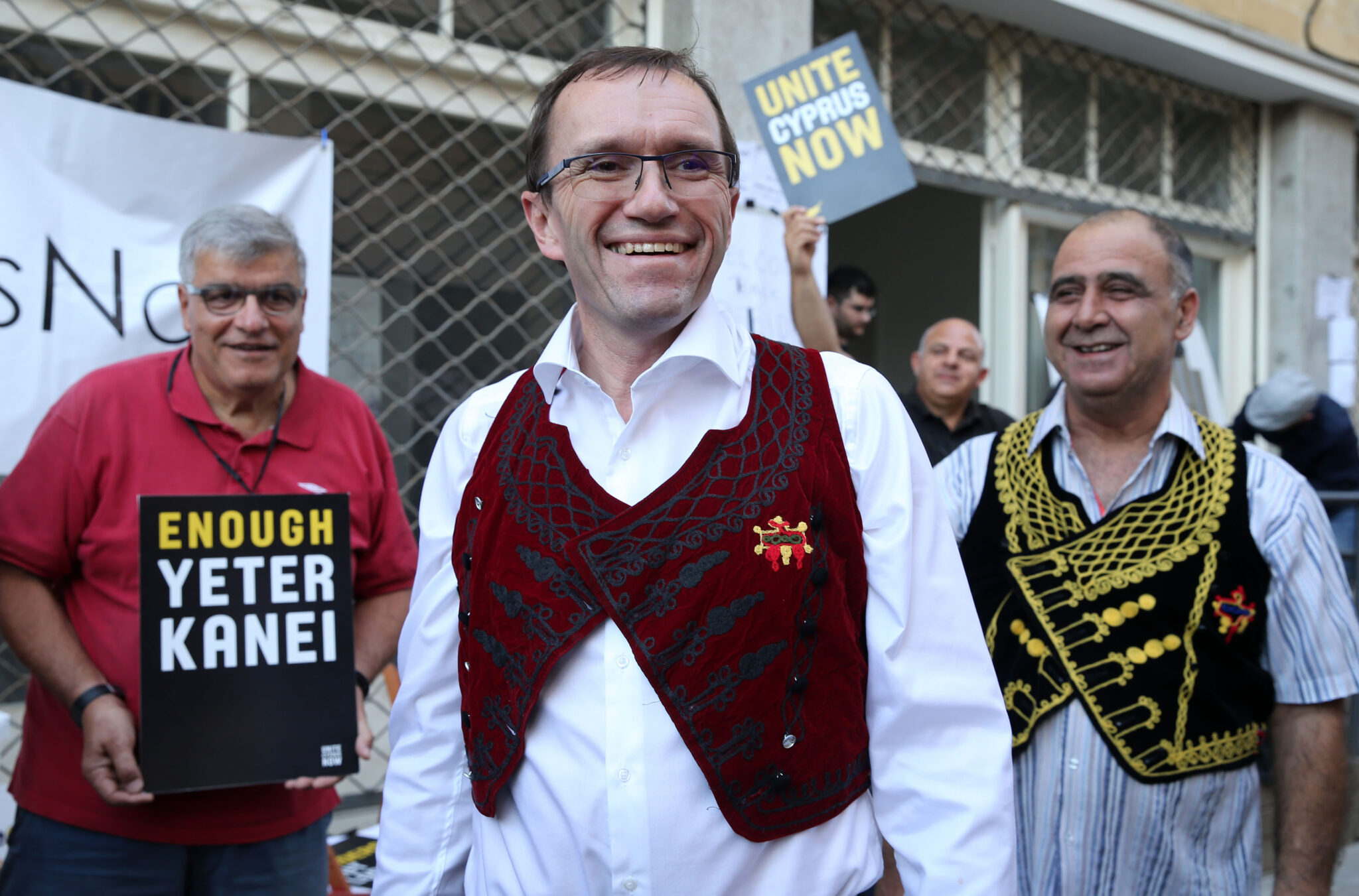 Φόρεσε την κυπριακή, παραδοσιακή στολή ο Έσπεν Μπαρθ Έιντε (ΦΩΤΟ)