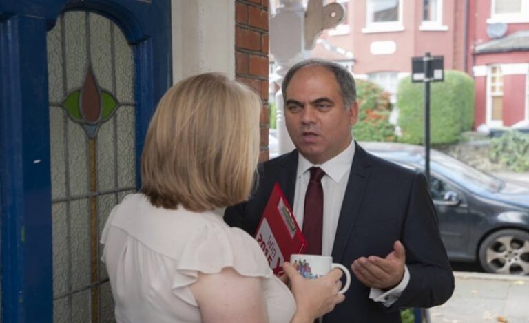 Πάμπος Χαραλάμπους: Ένας "τσιάρλης" στη Βουλή των Κοινοτήτων (ΒΙΝΤΕΟ)