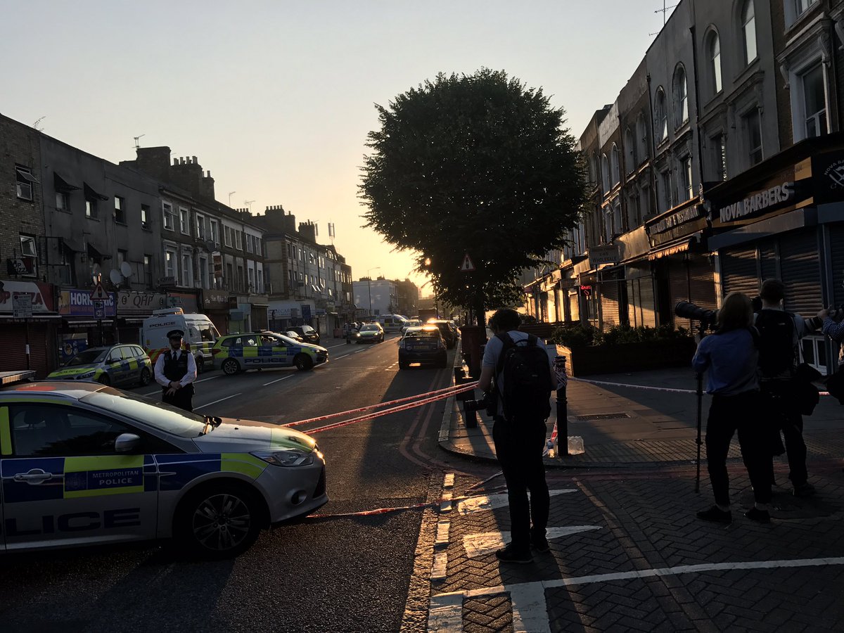 Νεκρός και τραυματίες, έξω απο τζαμί στην καρδιά του Λονδίνου (ΒΙΝΤΕΟ-ΦΩΤΟ)