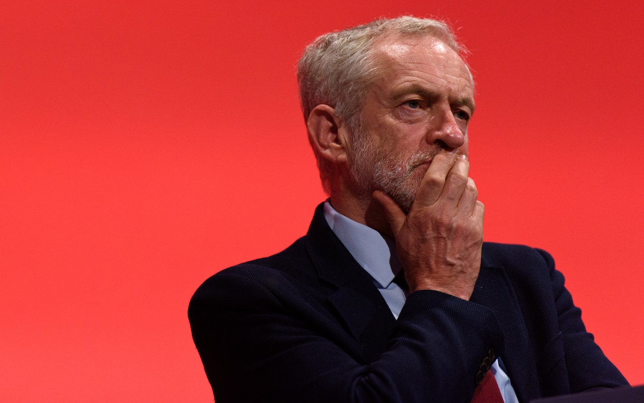 Ο Κόρμπιν ζήτησε από την Τερέζα Μέι να παραιτηθεί