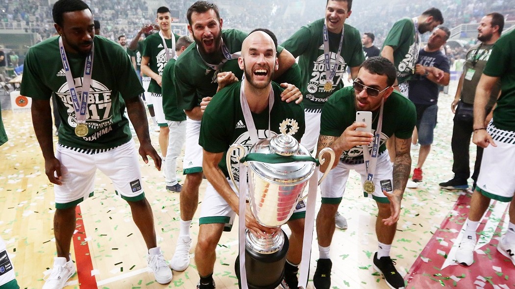 To «σήκωσαν» μπροστά στους χιλιάδες οπαδούς τους