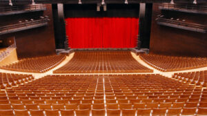 Απόψε στεκόμαστε «Απέναντι στο πεπρωμένο»