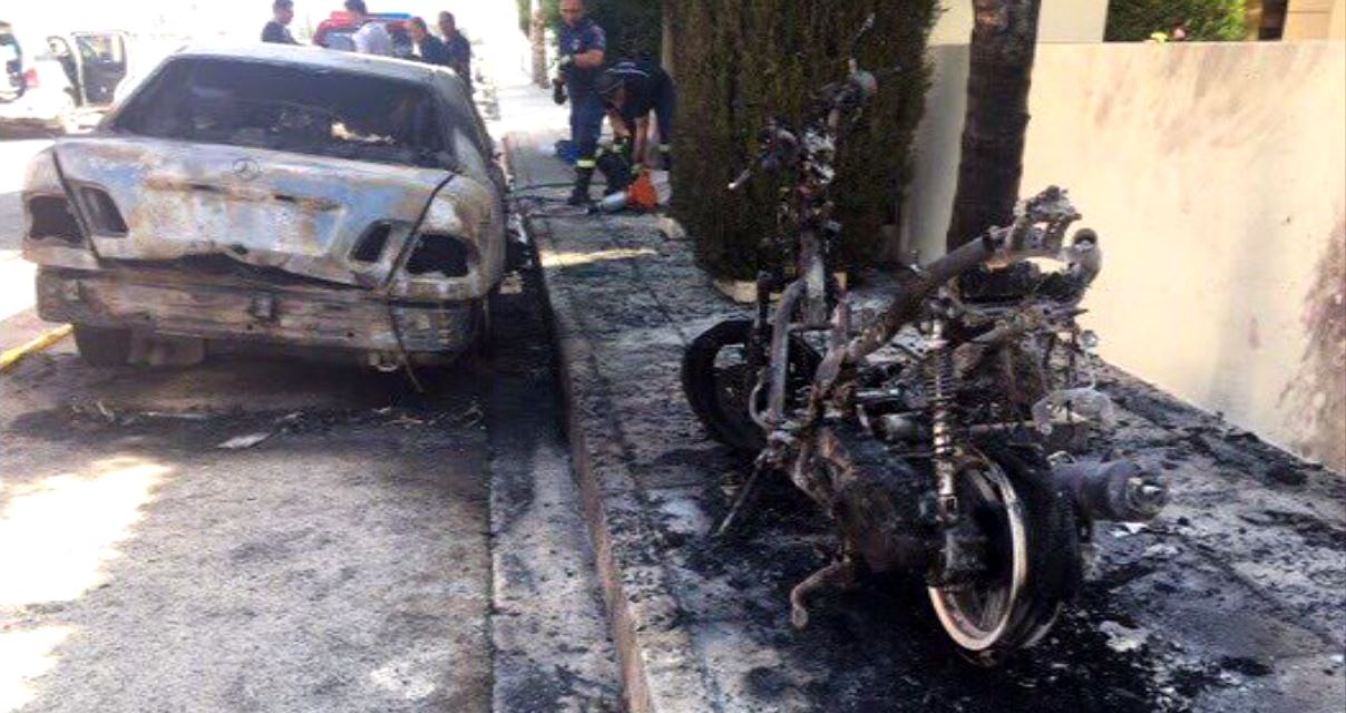 Στις φλόγες το όχημα και η μοτοσικλέτα Λοχία των Κεντρικών Φυλακών (ΦΩΤΟ+ΒΙΝΤΕΟ)