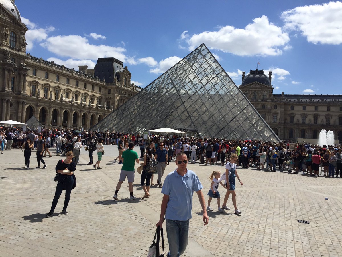 Έληξε ο συναγερμός στο Λούβρο, στη Γαλλία