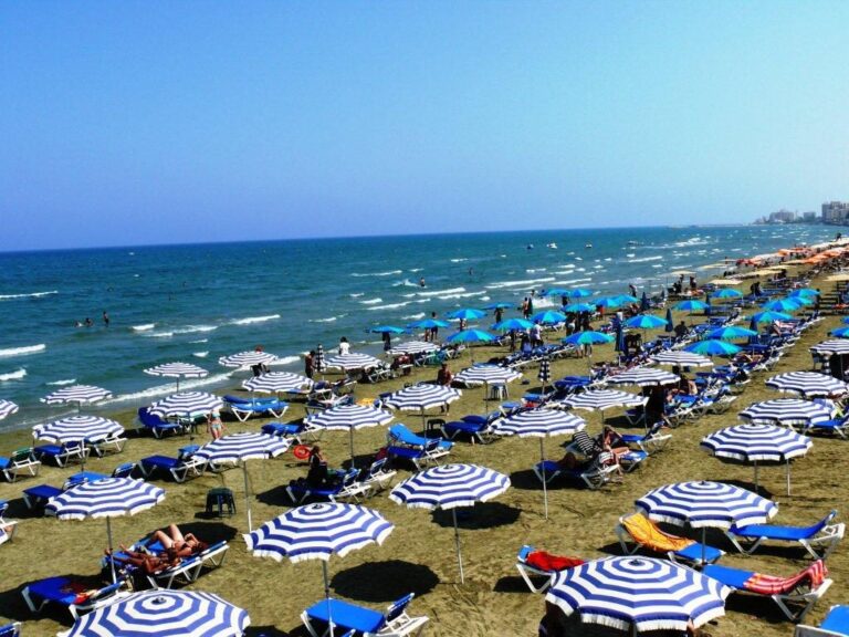 "Τσουχτερά" τα μπάνια στις παραλίες της Κύπρου (ΒΙΝΤΕΟ)