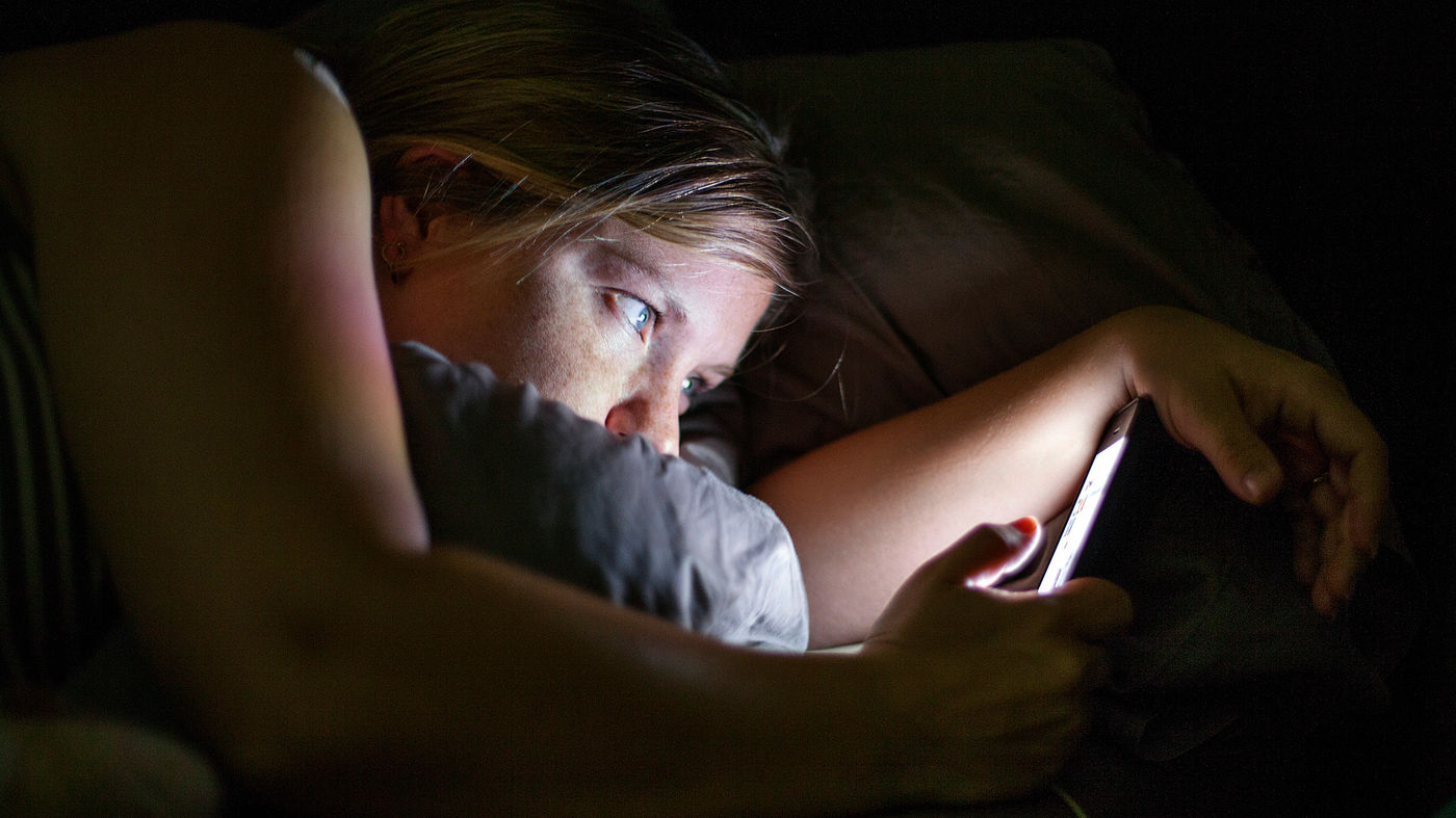 Έρευνα: Η χρήση κινητού αργά τη νύχτα βλάπτει τον ύπνο