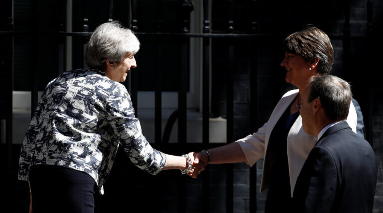 Συμφωνούν για κυβέρνηση μειοψηφίας Μει και DUP