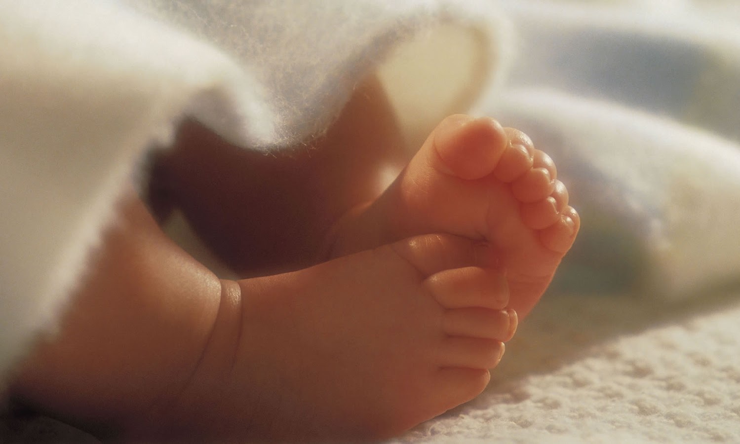 Γυναίκα γέννησε μόνη και αβοήθητη και πέταξε το βρέφος στα σκουπίδια (BINTEO)