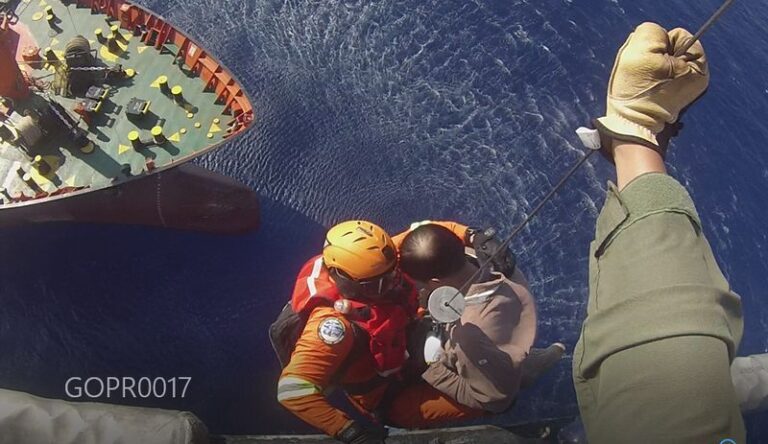 Επιχείρηση αεροδιακομιδής ασθενούς απο πλοίο, στ' ανοιχτά της Λάρνακας (ΦΩΤΟ)