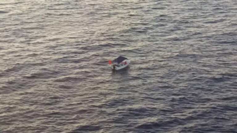 Αίσιο τέλος είχε η περιπέτεια ζεύγους Ρουμάνων στη θάλασσα της Πέγειας (ΒΙΝΤΕΟ)