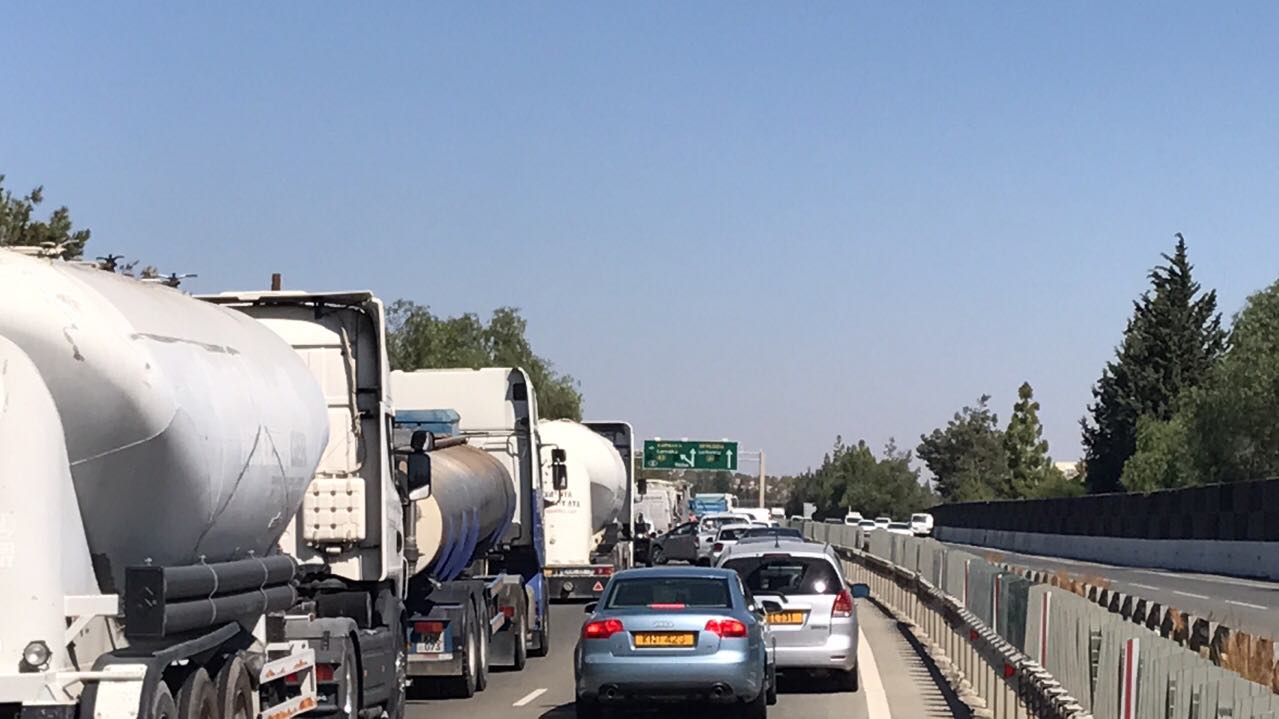 Κλειστό μέρος του αυτοκινητόδρομου Λεμεσού-Λευκωσίας, απο ανατροπή φορτηγού