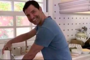 O Σάκης  φτιάχνει …. σπιτική πίτσα και μας τρελαίνει!