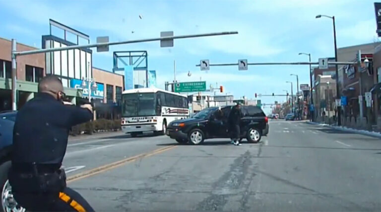 ΗΠΑ: Πυροβόλησαν 27χρονο πάνω από 40 φορές μετά από καταδίωξη (ΒΙΝΤΕΟ)