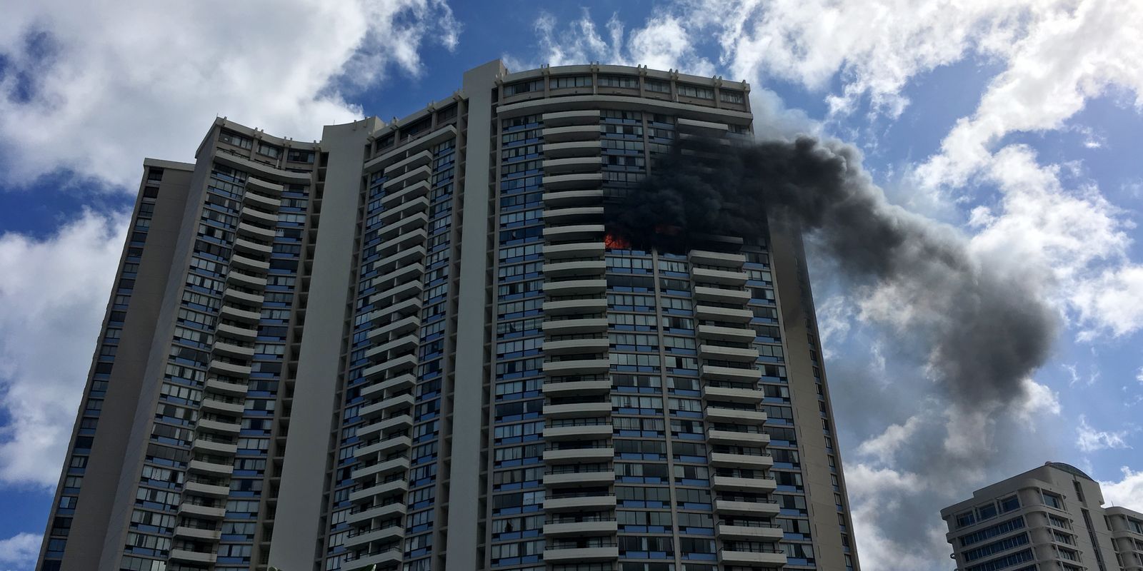 Τρεις νεκροί από φωτιά σε 36οροφη πολυκατοικία στην Χονολουλού (BINTEO)