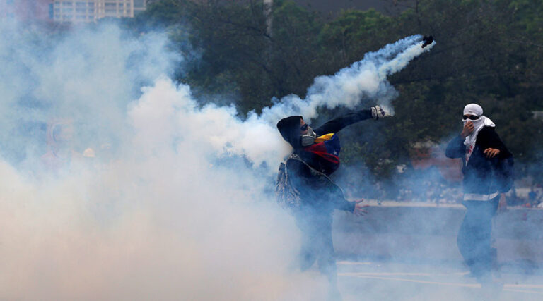 Βενεζουέλα: Υποστηρικτές του Μαδούρο εισέβαλαν στο Κοινοβούλιο