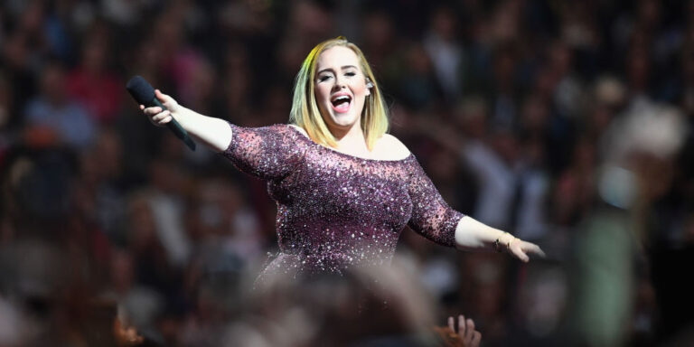 Adele: Η βλάβη στις φωνητικές χορδές που εξόργισε τους fans της
