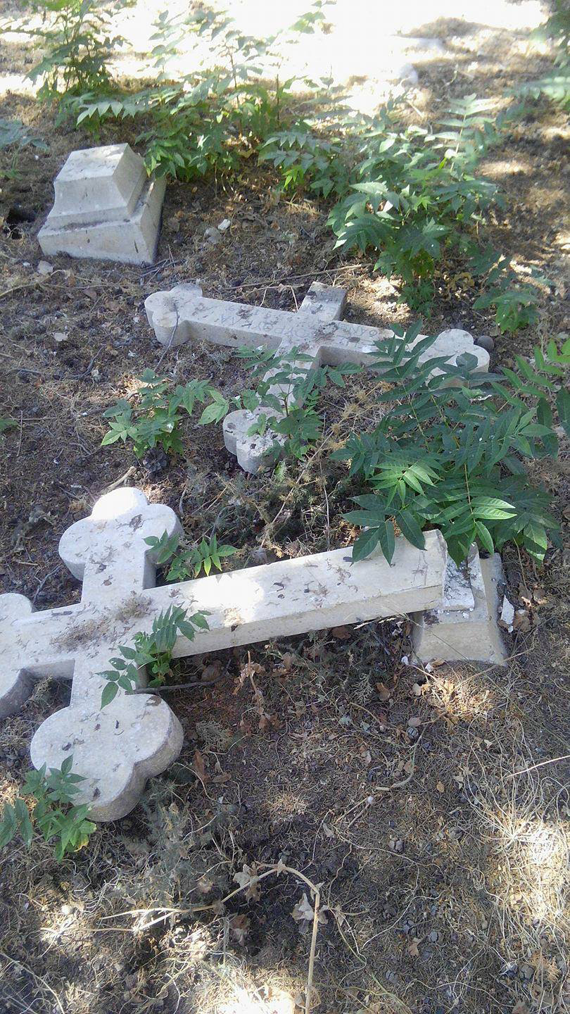 Βανδαλισμοί στο κοιμητήριο της κατεχόμενης Κερύνειας (ΦΩΤΟ)