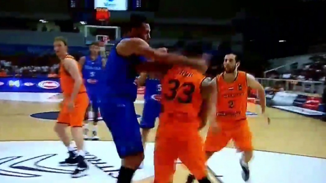 Έσπασε το χέρι του από γροθιά σε αντίπαλο και χάνει το Ευρωμπάσκετ (BINTEO)