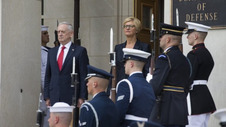 Στην Κύπρο, η Ιταλίδα Υπουργός Άμυνας Ρομπέρτα Πινότι