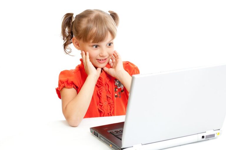 Τα social media προκαλούν επιπρόσθετο άγχος στα νέα παιδιά