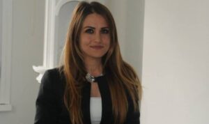 Ελεύθερη η δημοσιογράφος που συνελήφθη στην Τουρκία για επικριτικό άρθρο