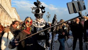 To Μιλάνο απαγόρευσε τη χρήση των selfie sticks