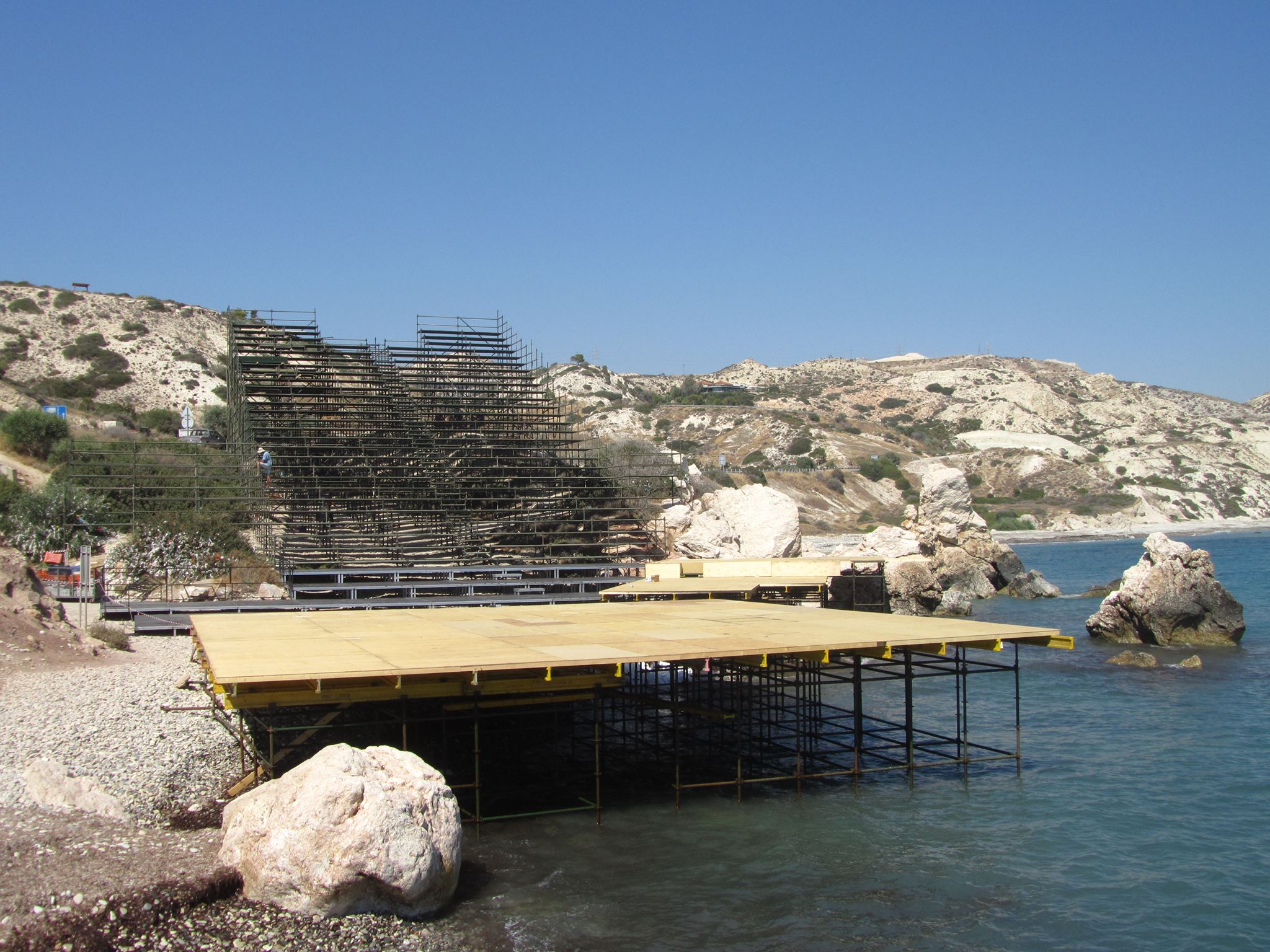 Kαταγγελίες: Έκοψαν δέντρα και έβαλαν εξέδρα στην Πέτρα του Ρωμιού (ΦΩΤΟ)